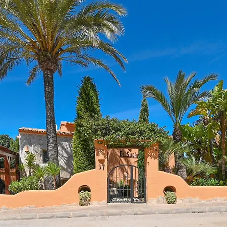 Beautiful With Sea And Mountain Views Villa *